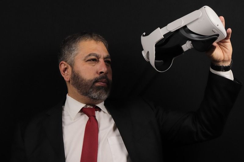 Arq. Edgar Mario Careaga Cherroni sosteniendo lentes de realidad virtual